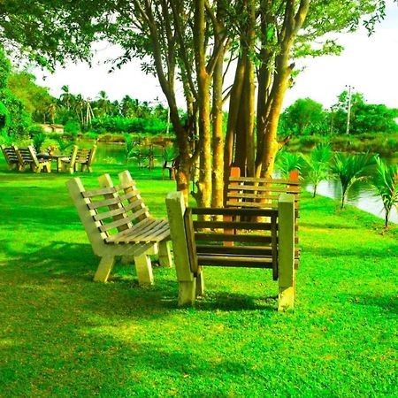 Canal Side Safari Resort Udawalawe Exterior foto